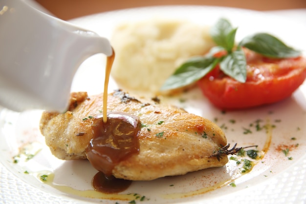 Kurczak w Sosie Śmietanowym z Pieczarkami – Wyjątkowy Przepis